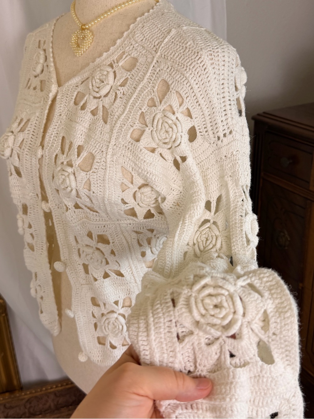 Rare Express Handknitted White Crochet Floral Openwork Cardigan - Cottagecore - Picture 4 of 6